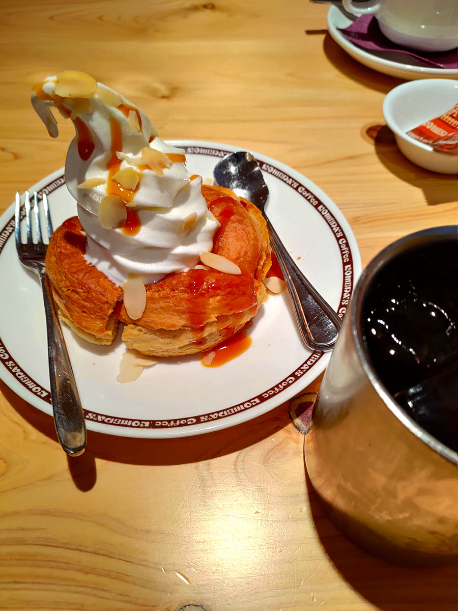 Sparrow Mamo 台南 の コメダ珈琲店 台南小北店 で期間限定品の 海塩キャラメルピーナッツ のワール を食べて来ました デニッシュパンとピーナッツバターは合いますね 今回のソフトクリームはずんぐりむっくりじゃない 台湾生活 客美多咖啡