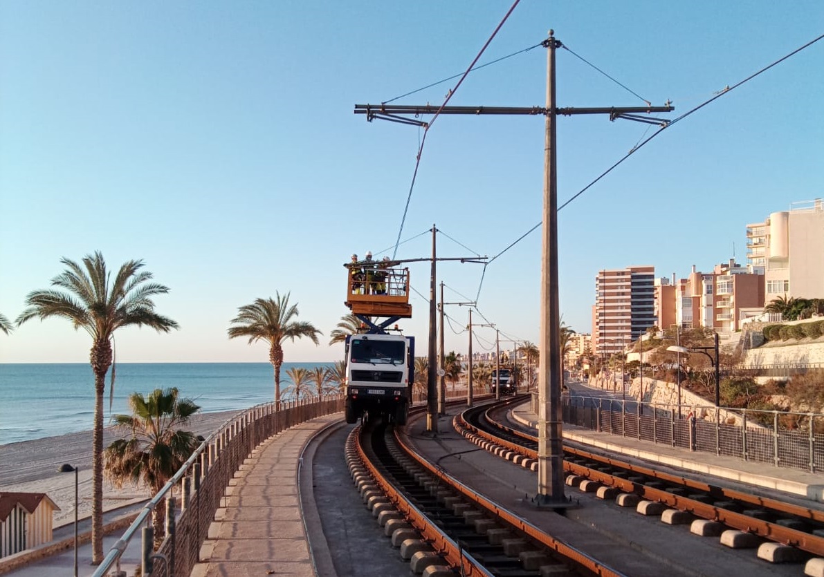 TramdeAlicante's tweet photo. ⚡️ Modificación del servicio de L1 y L3 el domingo 28 por trabajos técnicos entre #LesLlances y #Fabraquer

🕐 Desde el inicio del servicio hasta las 12.00h

🚌 Se ofrecerá autobús directo, sin paradas entre #Luceros y #ElCampello

📌 https://t.co/MbFvwDNQfW
#Mantenimiento https://t.co/T2kGvMHBcK
