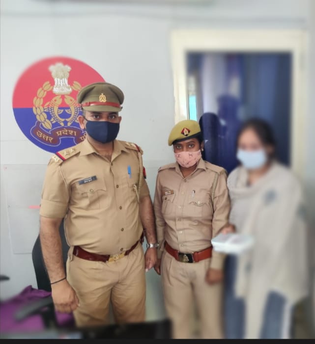 noidapolice's tweet photo. डीएलएफ मॉल सेक्टर-18 नोएडा में शॉपिंग करने वाली महिला के हैंडबैग से 01 लाख रुपये चोरी करने वाली महिला अभियुक्ता गिरफ्तार, कब्जे से 01 लाख रुपये नकद बरामद:-थाना सेक्टर-20 नोएडा।

@Uppolice @CP_Noida https://t.co/kIylSBv5xT