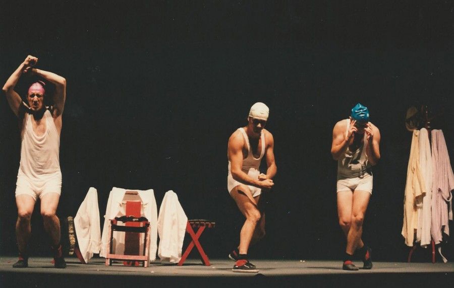 yllanaoficial's tweet photo. El 16 de marzo de 1991 Fidel Fernández, Juan Francisco Ramos, Marcelino Hernández y Antonio de la Fuente se subieron al escenario del Centro Cultural Galileo y estrenaron el primer espectáculo de Yllana dirigido por #DavidOttone. https://t.co/FUxaPNFyeF