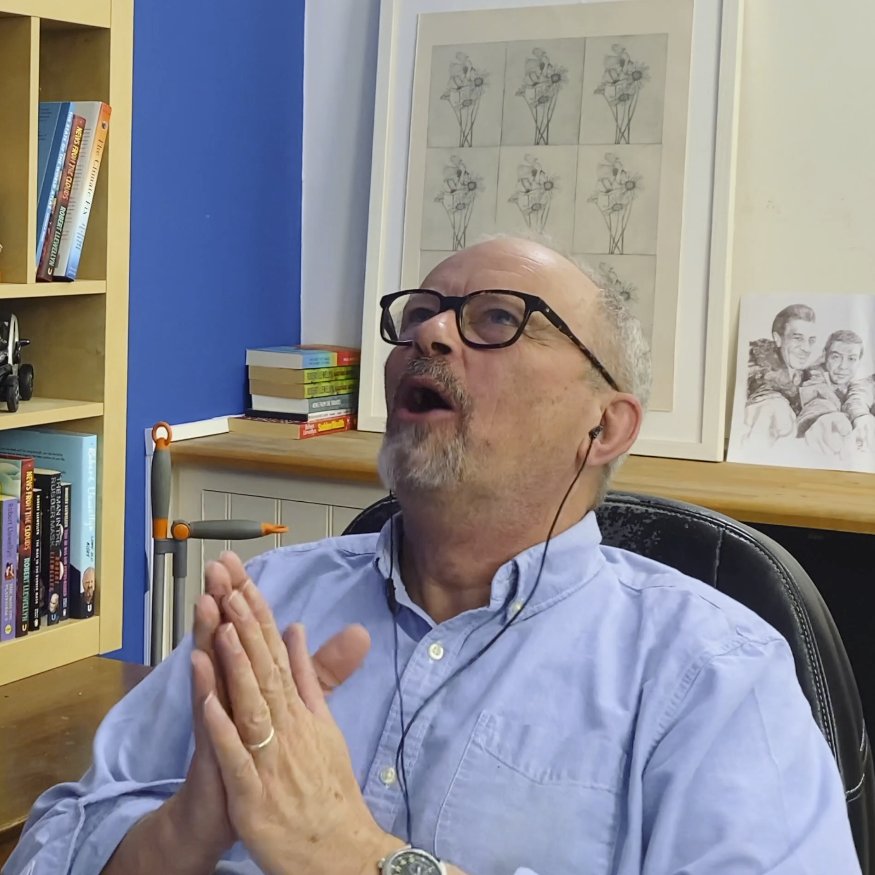 EVUKexpert's tweet image. 📸We've had a great week for episodes, but TODAY is FRIDAY- and we *all* know what that means😉😋

It's #CaptionThis TIME!

No prompt needed on these,@bobbyllew continues to outdo himself😆💕

#CaptionNeeded #CaptionComp #CaptionContest
#WhatsRobertDoing #IsHePrayingToTheEVGods