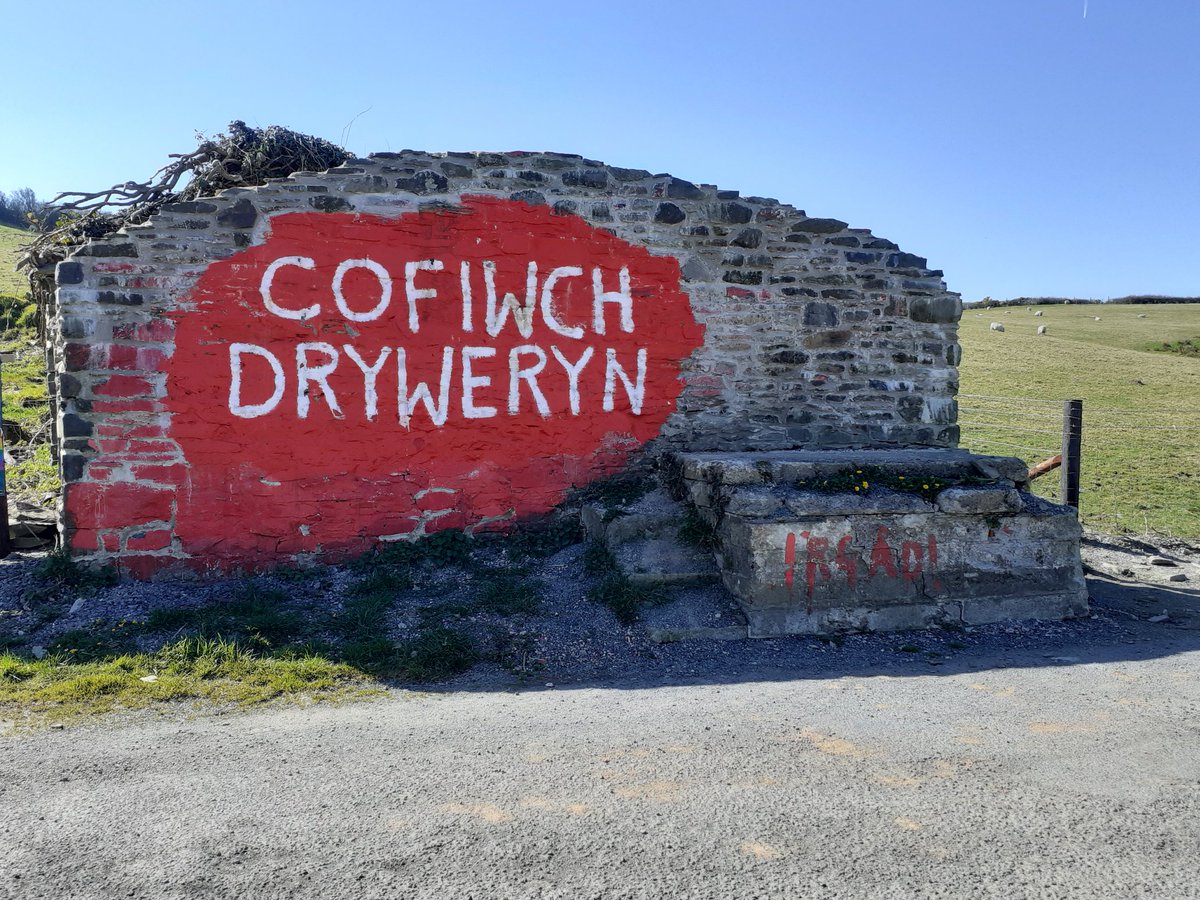 IwsEvans's tweet photo. Road trip heddiw yn yr haul. "The more you know your histroy, the more liberated you are " Maya Angelou #indywales https://t.co/Ljg7FyaFaE
