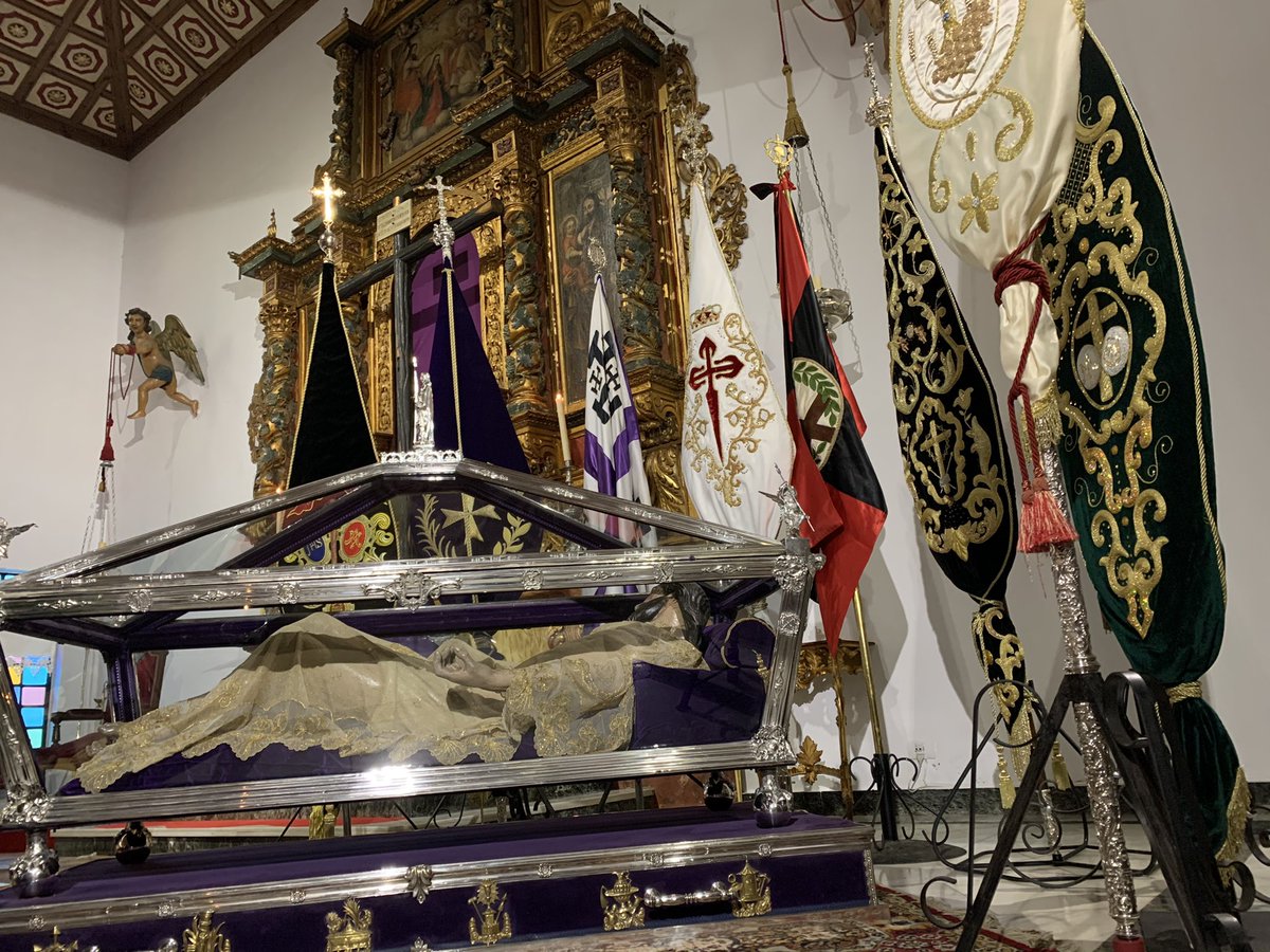 Nuestros agradecimientos a la Junta de Cofradías, su Consiliario, Ayuntamiento,Hermanos Mayores y Representantes de las Hermandades y Cofradías,así como todos los asistentes a nuestra Parroquia,por acompañarnos en este Viernes Santo especial en el Acto de la Adoración De la Cruz.