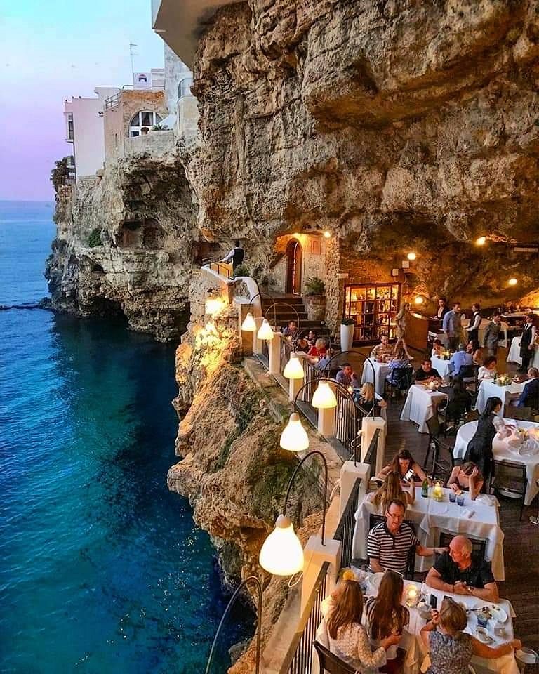 🇮🇹 Grotta di Palazzo, Polignano a Mare, Bari, Puglia
📷 Erika Kundracikova

#grottadellapoesia #caveofpoetry #polignanoamare #bari #puglia #apulia #restaurant #ristorante #dinner #cena #lights #goodnight #buonanotte #trip #travel #travelplace #travelphoto #italy #italytrip #ita