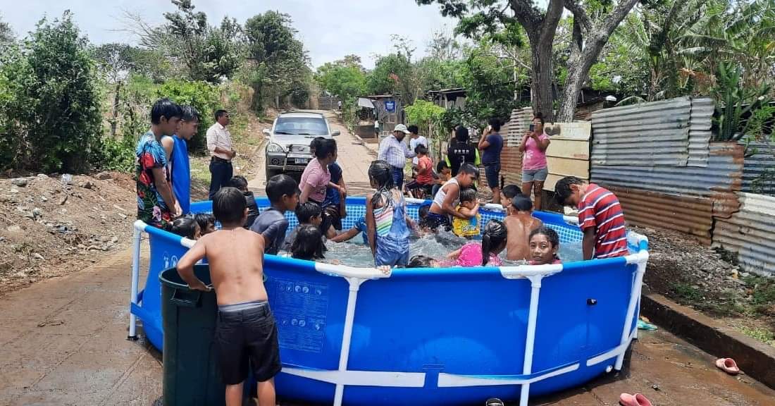 Autoridades locales llevan alegría a niños del barrio Rosario Murillo Carazo con la instalación de piscinas.
#TR79 ❤🖤✌
#Verano2021 
#1Abril 
#ViernesSanto 
#VeranoSeguro2021