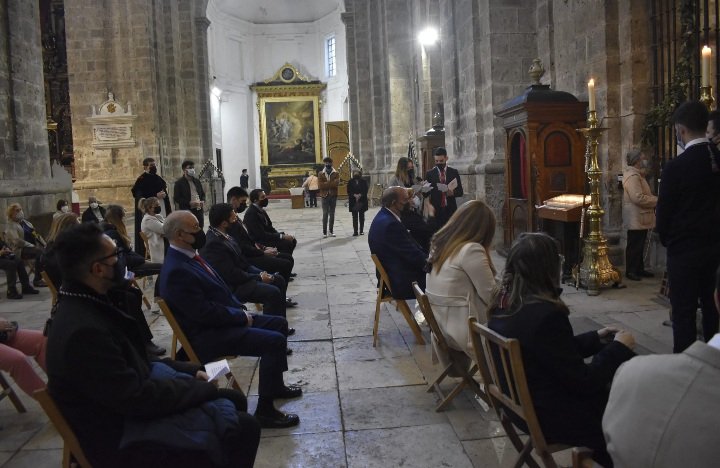 ExaltacionVa's tweet photo. En la tarde de ayer Jueves Santo una representación de nuestra Cofradía acudió a la SIM Catedral de Valladolid a realizar la estación de penitencia que realizaríamos en nuestra procesión de la Exaltación de la Luz de Cristo. https://t.co/oRQ7RV2JkV