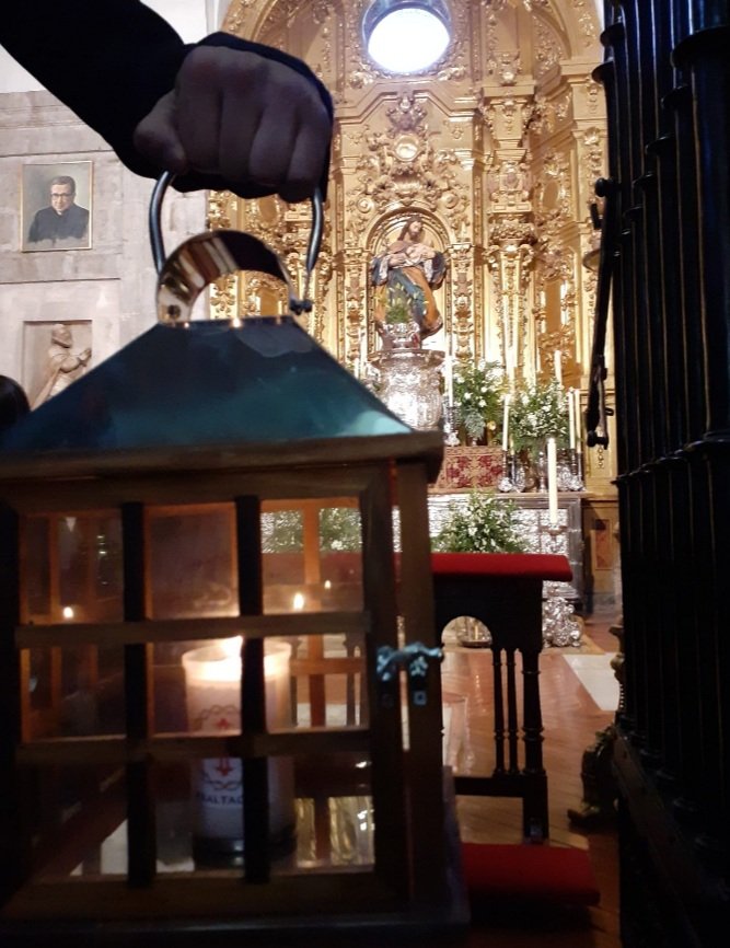 ExaltacionVa's tweet photo. En la tarde de ayer Jueves Santo una representación de nuestra Cofradía acudió a la SIM Catedral de Valladolid a realizar la estación de penitencia que realizaríamos en nuestra procesión de la Exaltación de la Luz de Cristo. https://t.co/oRQ7RV2JkV