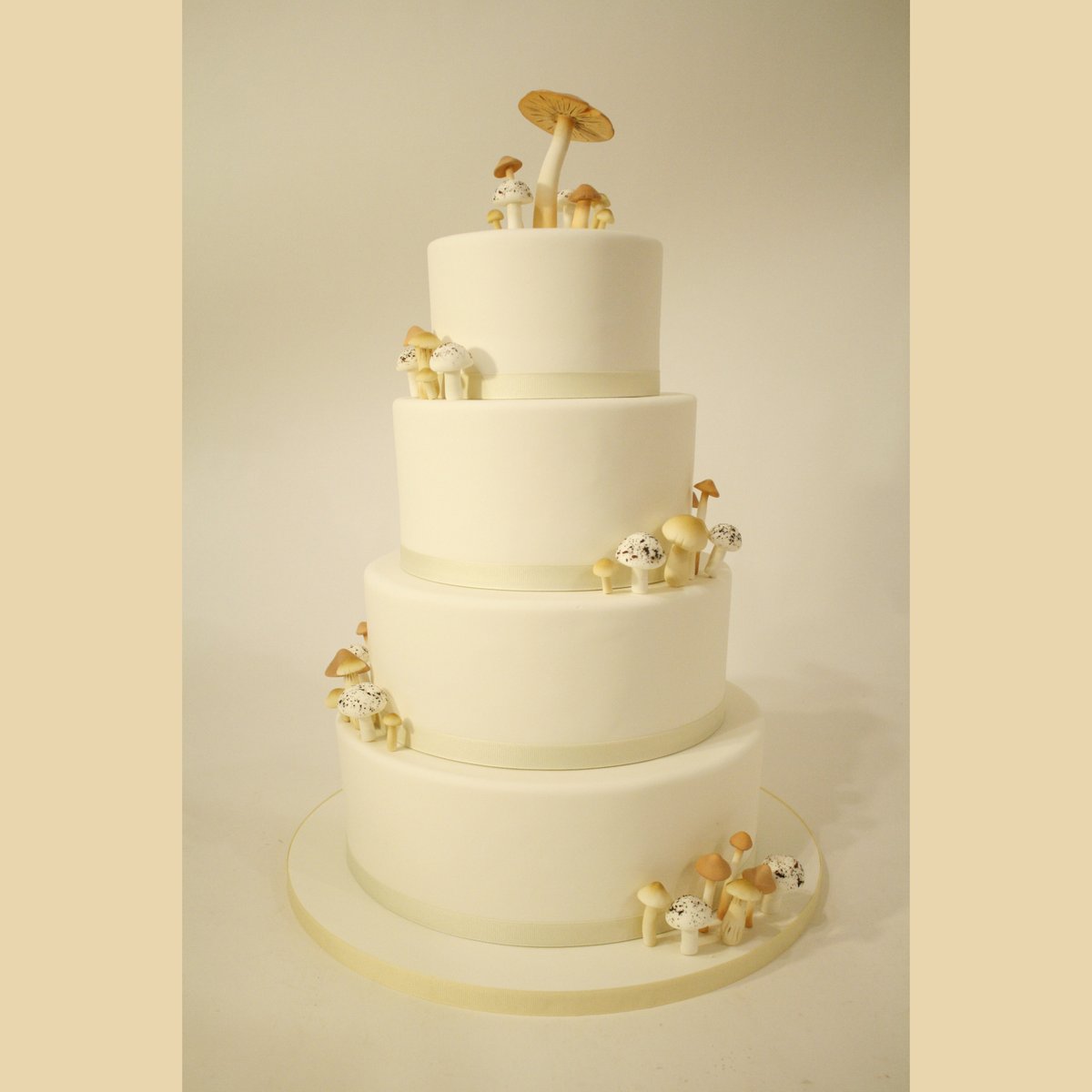 Charm_CityCakes's tweet photo. What did the parasol mushroom say to the fly agaric? You're a fun-guy! Check out this beautiful tiered fungi wedding cake!

#agarikon #fungi #parasol #mushrooms #moshroom #mycelium #wedding #weddinginspo #fantasticfungi https://t.co/d5jDXP250B