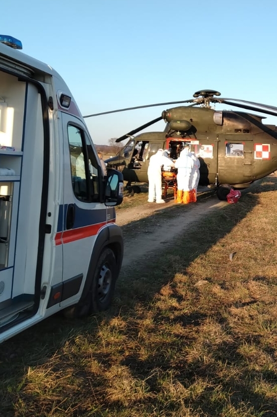 DowOperSZ's tweet photo. W-3 WA SAR🚁
#LZPR z Mińska Mazowieckiego zrealizował kolejną misję #MEDEVAC. Wspólnie z personelem medycznym #LPR i Mobilnym Zespołem #ECMO przetransportowano pacjenta z #COVID19.
✅@DGeneralneRSZ #3SLTr #2GPR
✅#ARCC @PANSA_PL
Siły i środki w ramach misji podległe @DowOperSZ. https://t.co/xPvKKKFzPc
