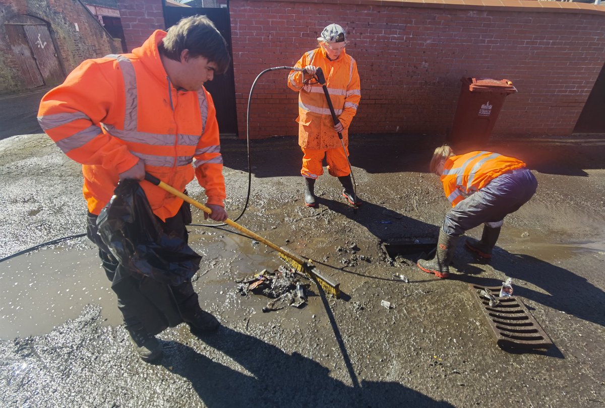 ZestActionGroup's tweet photo. Our cracking little team of 4 have done it again... 2 vans, 7 hours and 12,000 litres of water! ππͺ #FREECommunityClean at Greenheart Den in #Barrow. https://t.co/nacIshZh5J