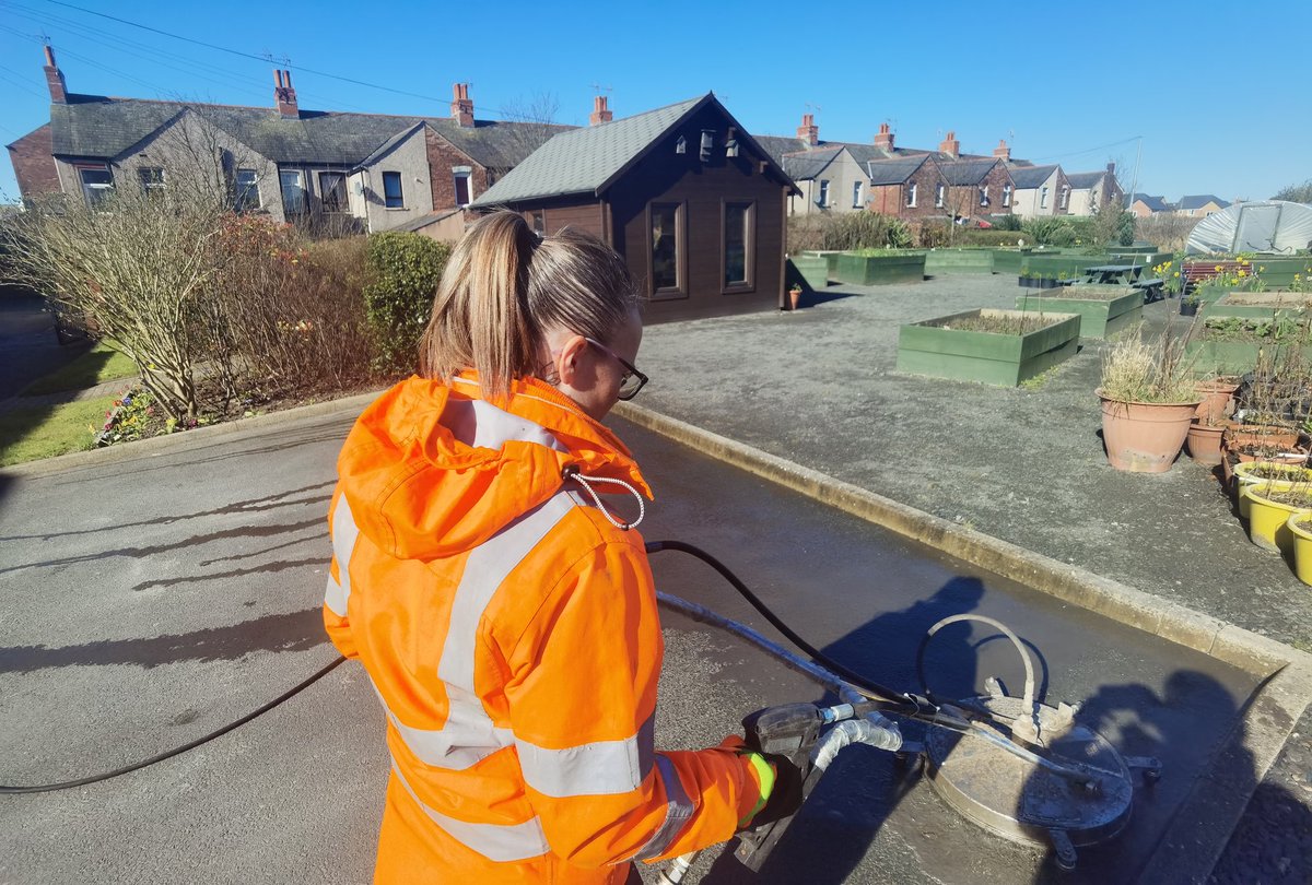 ZestActionGroup's tweet photo. Our cracking little team of 4 have done it again... 2 vans, 7 hours and 12,000 litres of water! ππͺ #FREECommunityClean at Greenheart Den in #Barrow. https://t.co/nacIshZh5J