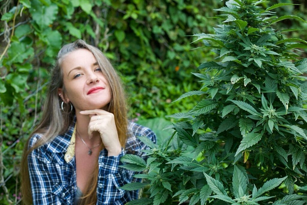 Aloha Friday 🪴💚

#plantmedicine #womenincannabis instagr.am/p/CNLUn5aB_Gl/