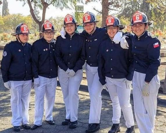 Bomberos_MetSur's tweet photo. [53* ANIVERSARIO BJ @SextaCia_CBMS ] Superintendente Alexis Arellano y el H. Directorio Gral. @Bomberos_MetSur saludan en nombre de tod@s l@s bomber@s a la Brigada Juvenil “Sergio Harvey Girard”, que hoy 2 de abril cumple 53 años. En especial a sus 7 integrantes, futuros bomberos https://t.co/yUt7zenxAR
