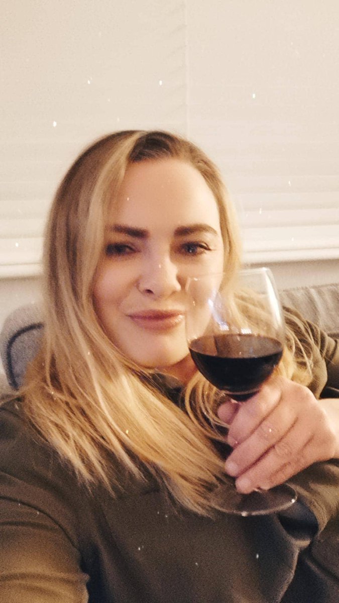 AClassofWine's tweet photo. Yep it's a filter photo because I'm so tired looking π
What's in your glass tonight?
#redforme
#learnaboutwine
#aclassofwine
#needahaircut π€£ https://t.co/eEmipf5VzM
