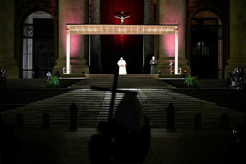 El_Consultor_'s tweet photo. 😃Este 2 de abril, Viernes Santo, el Papa Francisco presidió la celebración de la Pasión del Señor en la Basílica de San Pedro en el Vaticano.🙏🏼
#Entérate #Aldía #ElConsultorAldía #Noticias #NoticiasAquí #BreakN https://t.co/vplXqcdqc3