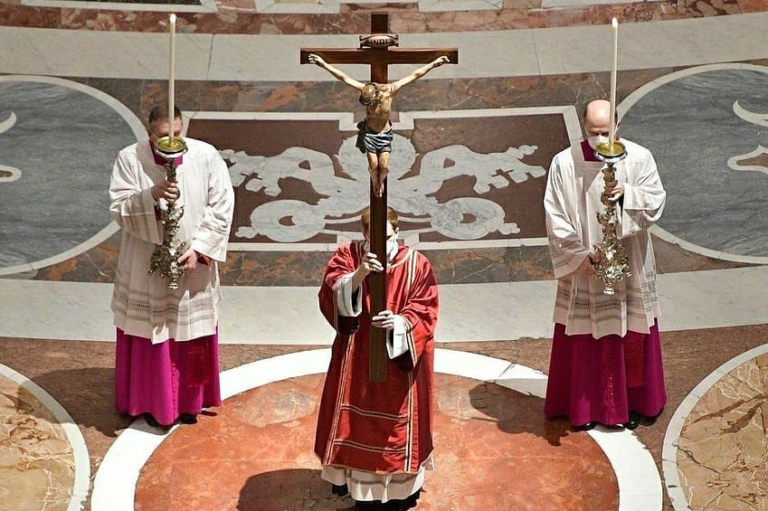 El_Consultor_'s tweet photo. 😃Este 2 de abril, Viernes Santo, el Papa Francisco presidió la celebración de la Pasión del Señor en la Basílica de San Pedro en el Vaticano.🙏🏼
#Entérate #Aldía #ElConsultorAldía #Noticias #NoticiasAquí #BreakN https://t.co/vplXqcdqc3