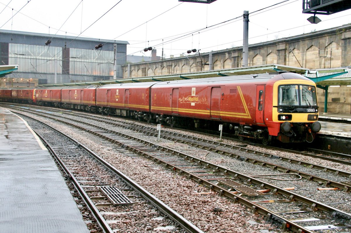 MColes_Railways's tweet photo. Random Railway Picture Day 92
Royal Mail Class 325, No. 325013 passes through a very wet Carlisle on 10th May 2011 with a Mail Train from Shieldmuir to Wembley.
#trains #railways #traintwitter #EMU #Class325 #RoyalMail #MailRail #RailMail https://t.co/XyCZFahSHo