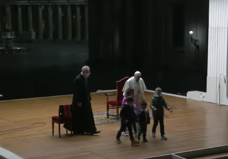 “Señor, hacemos memoria del #Viacrucis de tu Hijo, con las voces y las oraciones de los niños, q indicas como ejemplo para entrar en tu reino. Ayúdanos a ser como ellos, necesitados de todo, abiertos a la vida y q adquiramos la pureza de la mirada y del corazón" #papaFrancisco