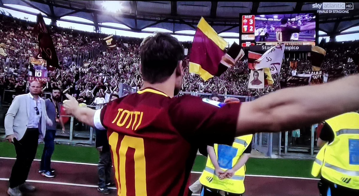 hermannpilato's tweet photo. L'amore di questo giocatore per la Roma in un'immagine! Unico...Immenso...Irraggiungibile CAPITANO!
#Totti
#ASRoma
#Speravodemoriprima https://t.co/5vKJNUrLaz