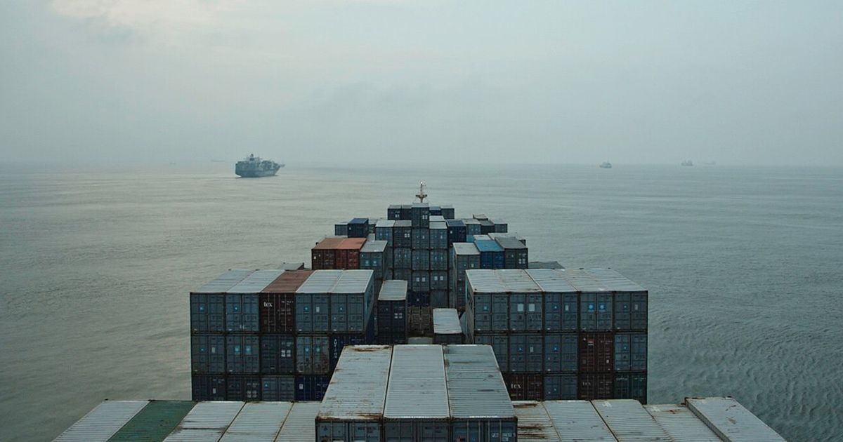 a cinematic journey through the mines, factories, and shipyards of chinese production
designboom.com/art/richard-jo…