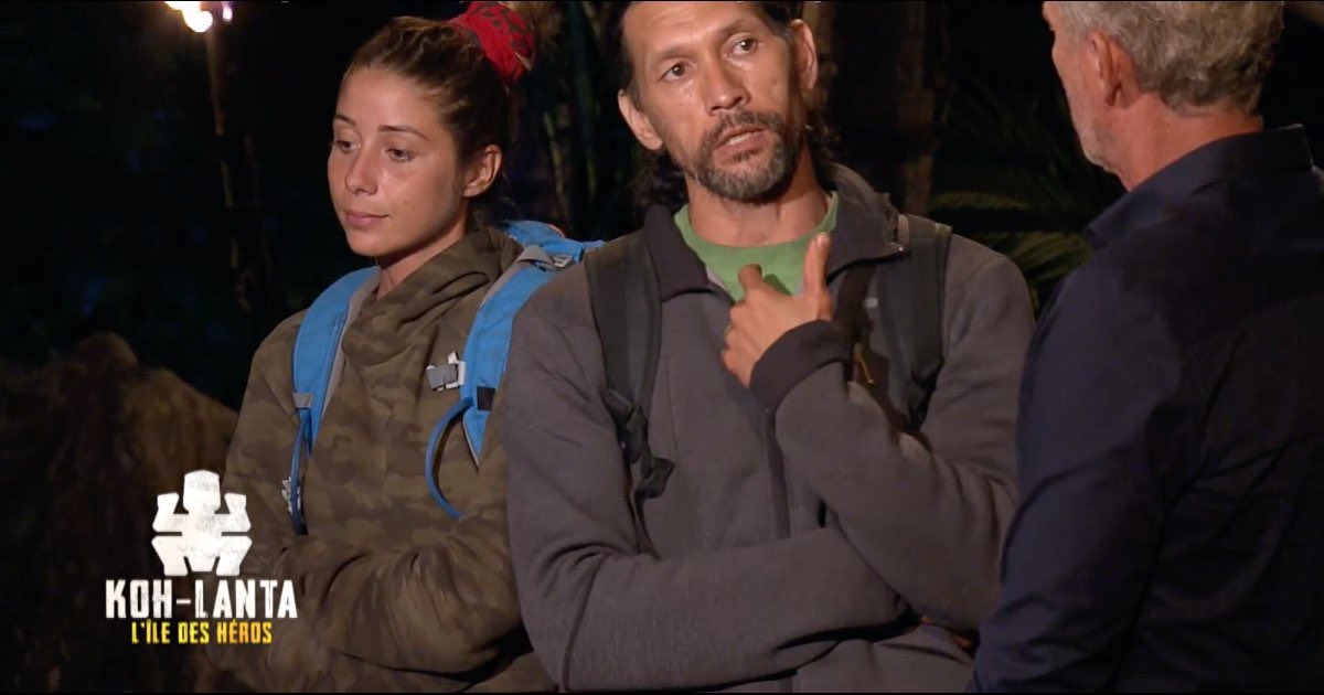 kohlantameme's tweet photo. Candice qui rend hommage à Teheiura en quittant l’aventure avec un collier d’immunité #KohLanta https://t.co/3aoqnFv1Ak