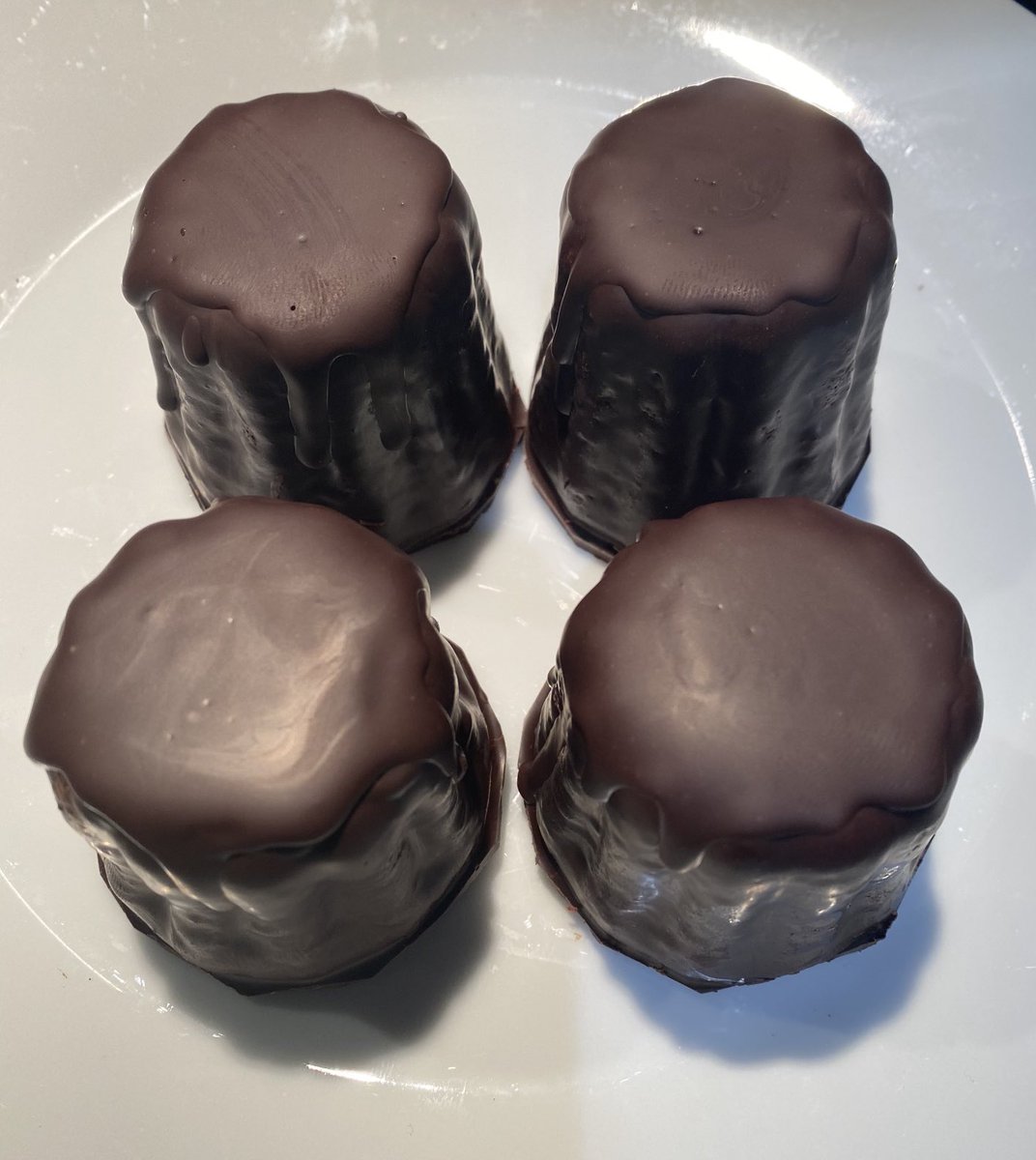 RonTabor7's tweet photo. 90% Ecuador Chocolate Easter Canelés. If you do anything to a canalé it has to be minimalist. ⁦@Galvin_brothers⁩ ⁦@JeffGalvin1⁩ ⁦@BakeryBits⁩ ⁦@ShiptonMill⁩ https://t.co/C67LZQZAJi