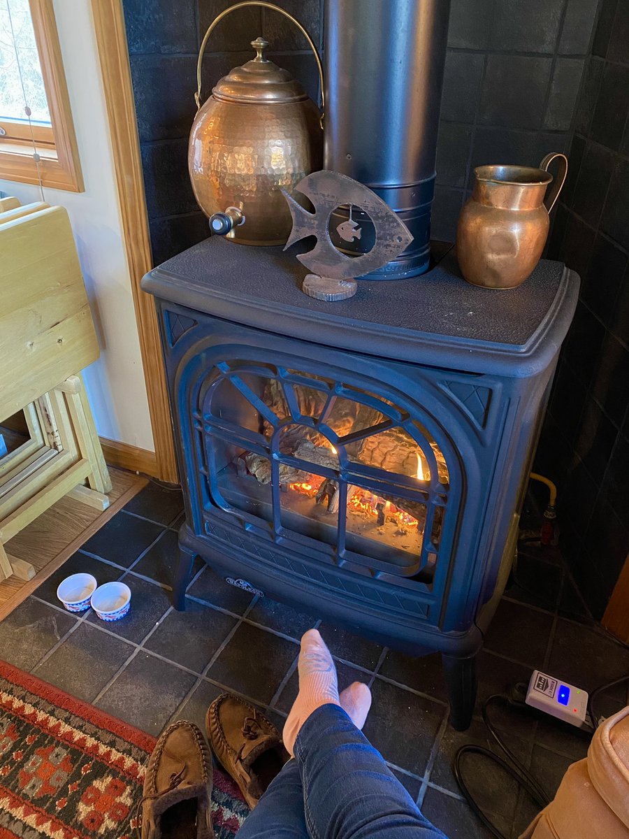 tateellen's tweet photo. #findjoyineachday
#fleethecity!
Took today off and drove down to the cabin. Currently toasting myself by the fire. https://t.co/Oa16zovUr2