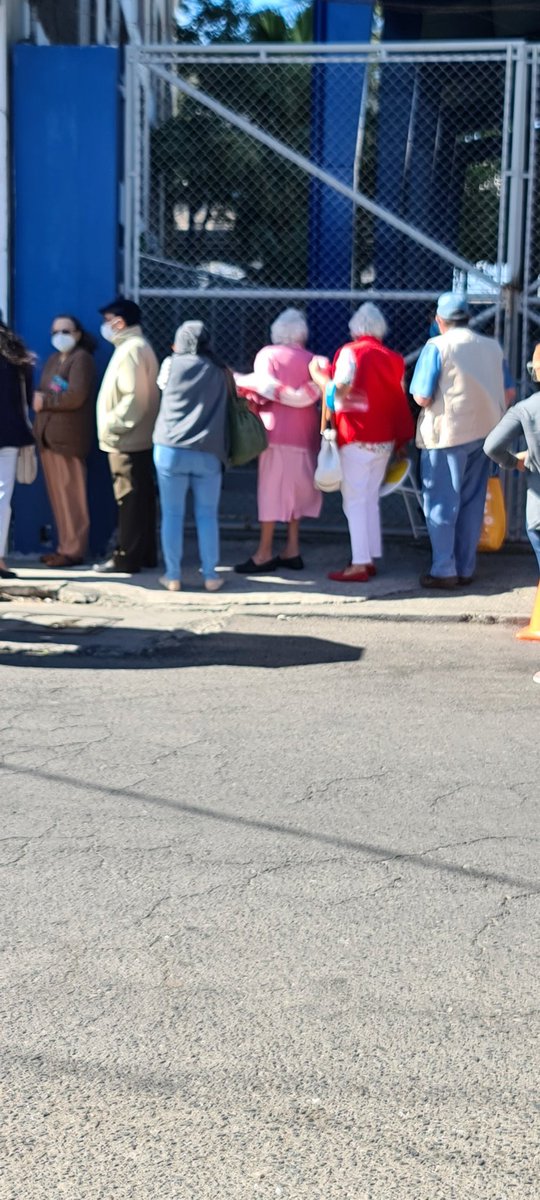 Duro ver estas imagenes. Debería haber suficientes vacunas para todos en diversos puntos de vacunación. ¿Dónde están las vacunas? La plata ya la tienen. @UNEBancada <a href="/noticiascastro/">José Antonio</a> <a href="/Jevaldiz/">José E. Valdizán</a> <a href="/JkSandoval_/">Juan Carlos Sandoval</a>