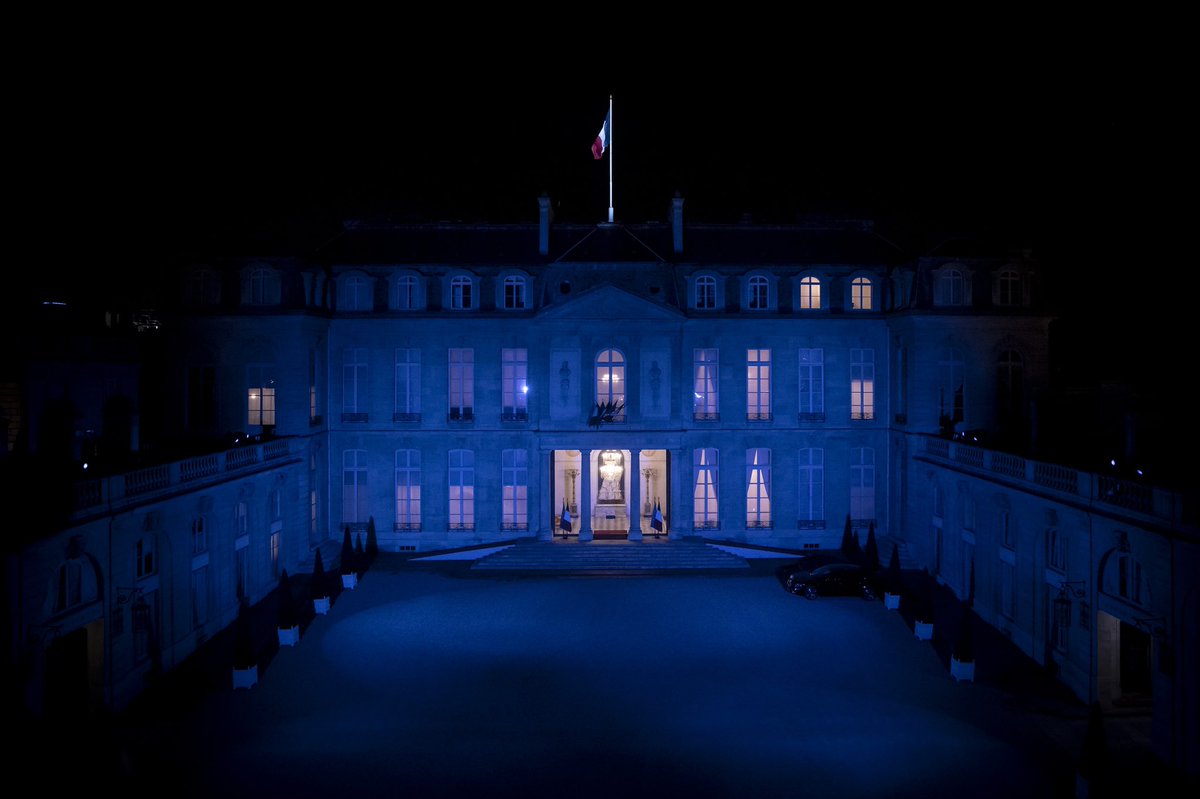 🇫🇷🟦 FLASH I Le Palais de l’ #Élysée s’est illuminé en #bleu ce soir, pour apporter son soutien aux #autistes. 

(@Elysee) #JourneeMondialeDeLautisme