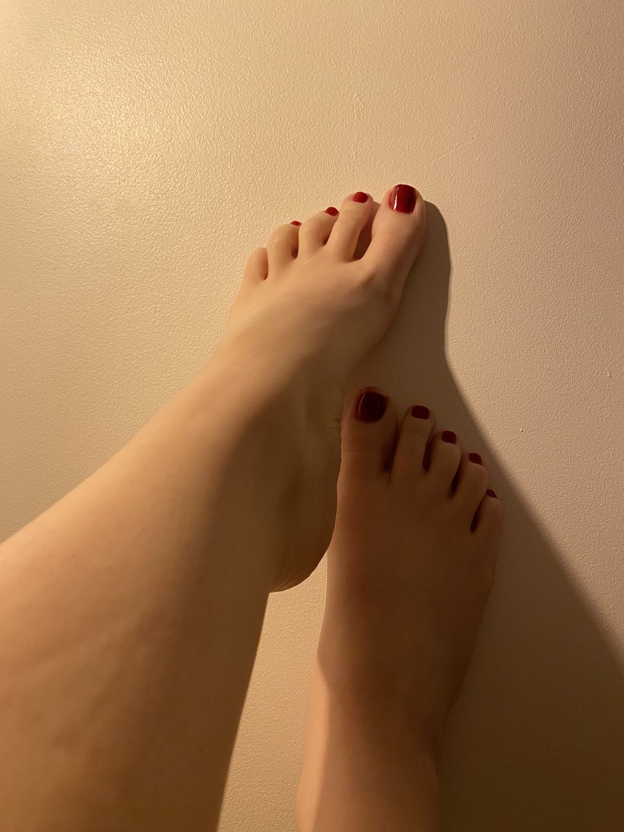 SapphicTootsies's tweet photo. Loving these red nails who wants to get their hands img these soft soles #FeetDevotion #soles #softsoles #footmassage #feetlover #footfetish #footlicking #footsessions #toes #toesucking https://t.co/d8leE8QdTV
