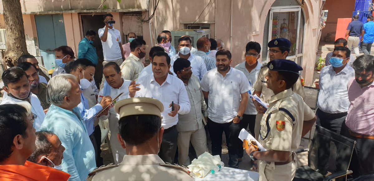 JaiUpkar's tweet photo. आज थाना शाहबाद डेरी में एडिशनल डीसीपी मनोज जी एसीपी मनीष जी एसएचओ लोकेंद्र जी ने मीटिंग का आयोजन किया जिस में कानून व्यवस्था को लेकर चर्चा हुई https://t.co/zjtpCtoigP