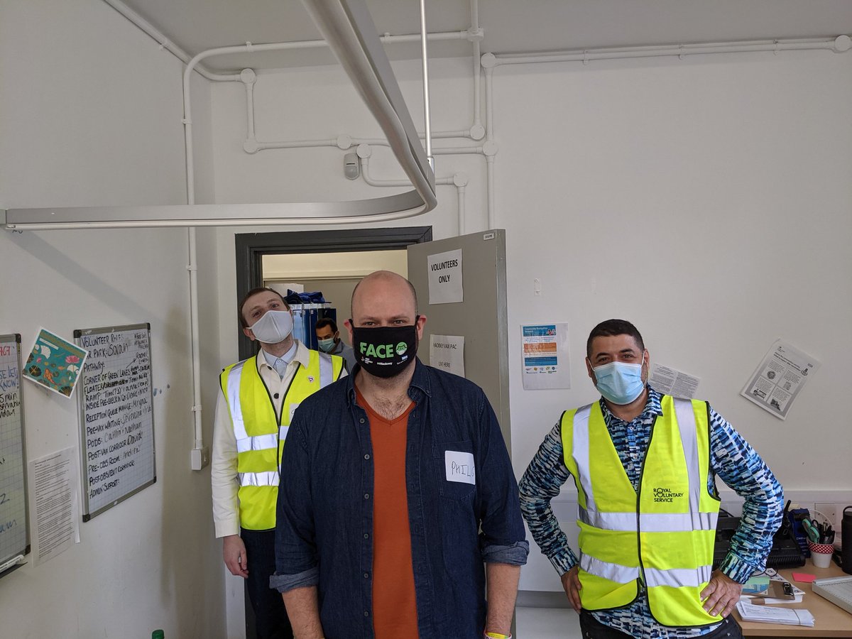 We've been helped by the Mayor of Hackney, today.🌹He's just finished his volunteering shift. Thank you, <a href="/PhilipGlanville/">PhilipGlanville</a>! 🤗
Today we are vaccinating 800 people! 💉⚕️🎉
#HackneyVaxPack 
#NHSVolunteer
#covidvaccination