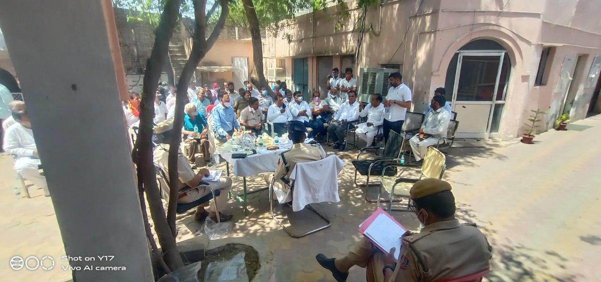 JaiUpkar's tweet photo. आज थाना शाहबाद डेरी में एडिशनल डीसीपी मनोज जी एसीपी मनीष जी एसएचओ लोकेंद्र जी ने मीटिंग का आयोजन किया जिस में कानून व्यवस्था को लेकर चर्चा हुई https://t.co/zjtpCtoigP