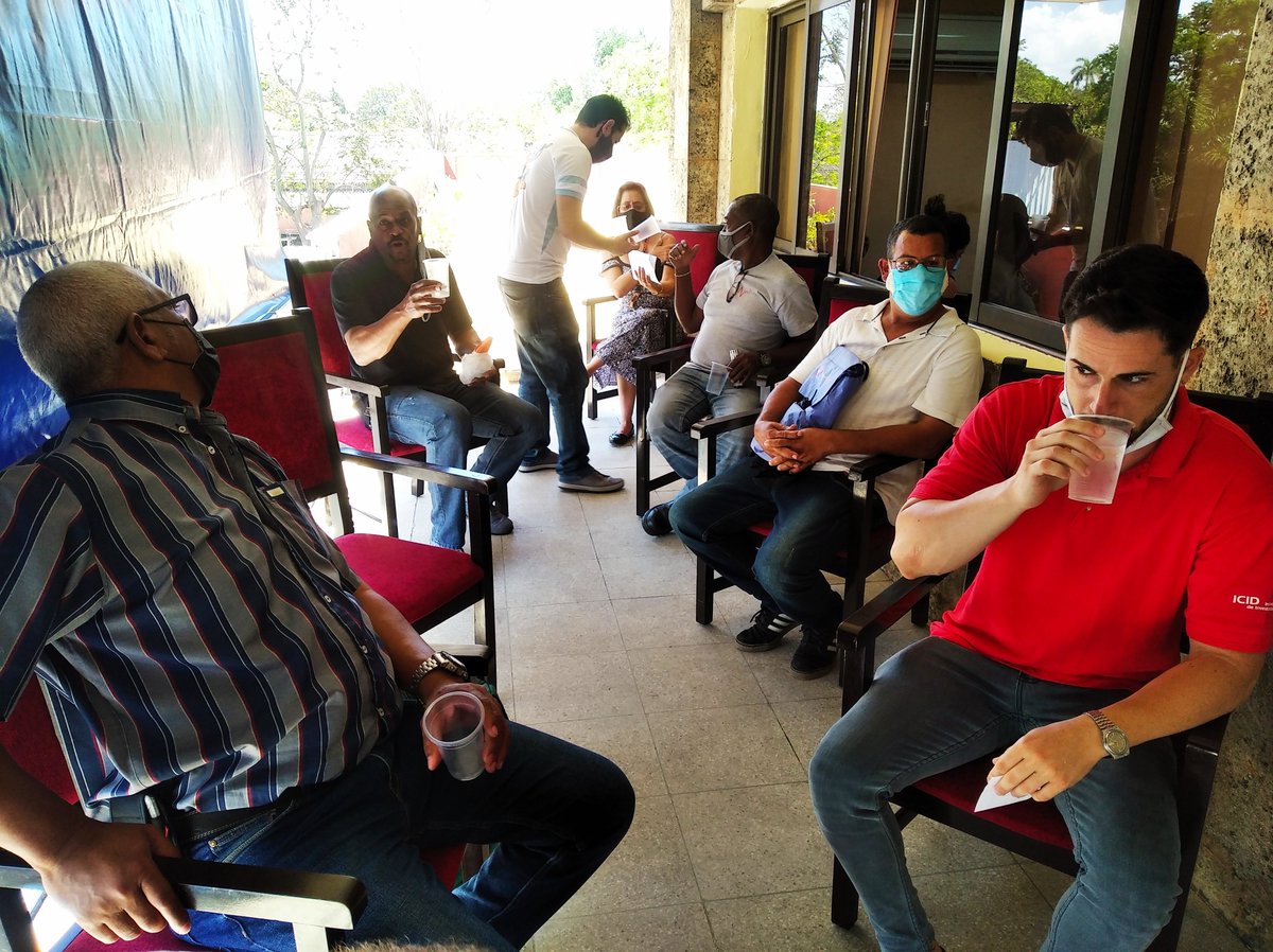 CombiomedC's tweet photo. Felices de participar en la etapa de intervención del candidato vacunal Soberana 02 en el centro @centro_cim. Maravillosa la amabilidad y la empatía de sus profesionales con todos los participantes. 
Nuestra ciencia se engrandece.  #CubaPorLaSalud #COMBIOMED
#VacunasCovid19 https://t.co/NXdUoDBLVk