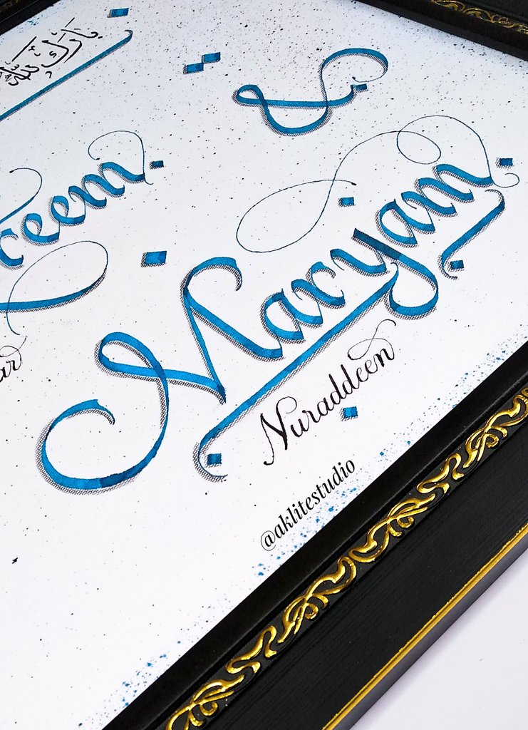 abukalligraphy's tweet photo. New ink x New paper =Amazing result 😍😍😍
.
.
.
credits
▫️English calligraphy &amp; packaging by @aklitestudio 
▫️Arabic typography by @anamuhtarifalkhat app...traced with qalam
▫️Framing by @shaper_ly 
.
.
.
#abukhadeejah #amidreees #aklitestudio #maryam  #abdulkareem #seblester https://t.co/595PVDyAJl