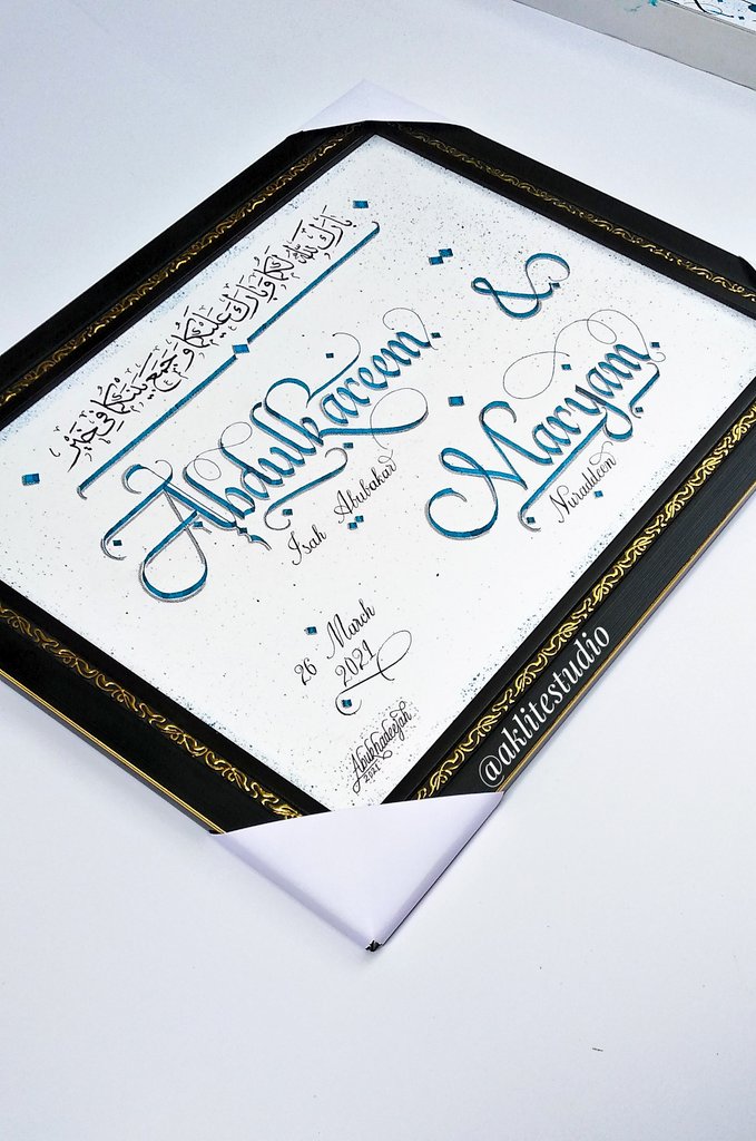 abukalligraphy's tweet photo. New ink x New paper =Amazing result 😍😍😍
.
.
.
credits
▫️English calligraphy &amp; packaging by @aklitestudio 
▫️Arabic typography by @anamuhtarifalkhat app...traced with qalam
▫️Framing by @shaper_ly 
.
.
.
#abukhadeejah #amidreees #aklitestudio #maryam  #abdulkareem #seblester https://t.co/595PVDyAJl