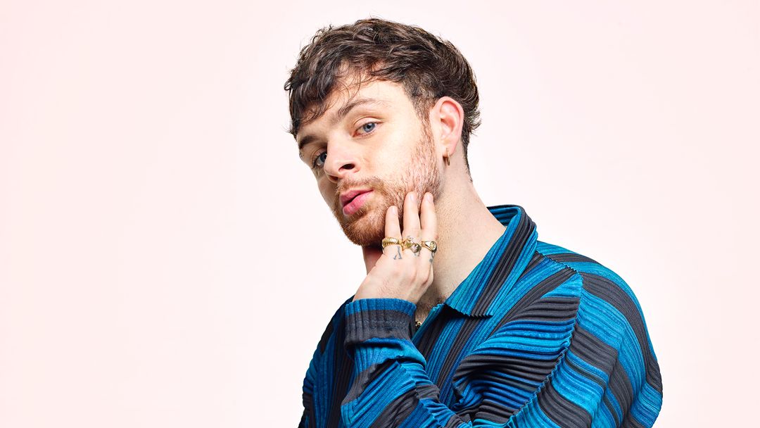 There's more than a Little Bit Of Love for <a href="/Tom_Grennan/">Tom Grennan</a> this week, who earns his first Top 10 on the Official Singles Chart! 🥳 See this week's Top 40: bit.ly/39EtFcC
