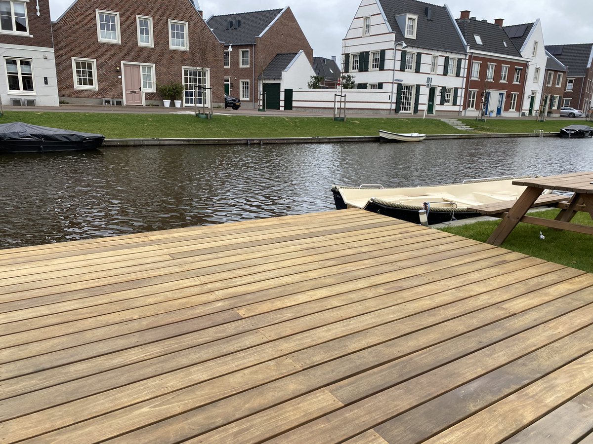 GunnerGribble's tweet photo. Deck painted and ready for long summer evenings!! #itsonlyapril https://t.co/lwdKrTBot5