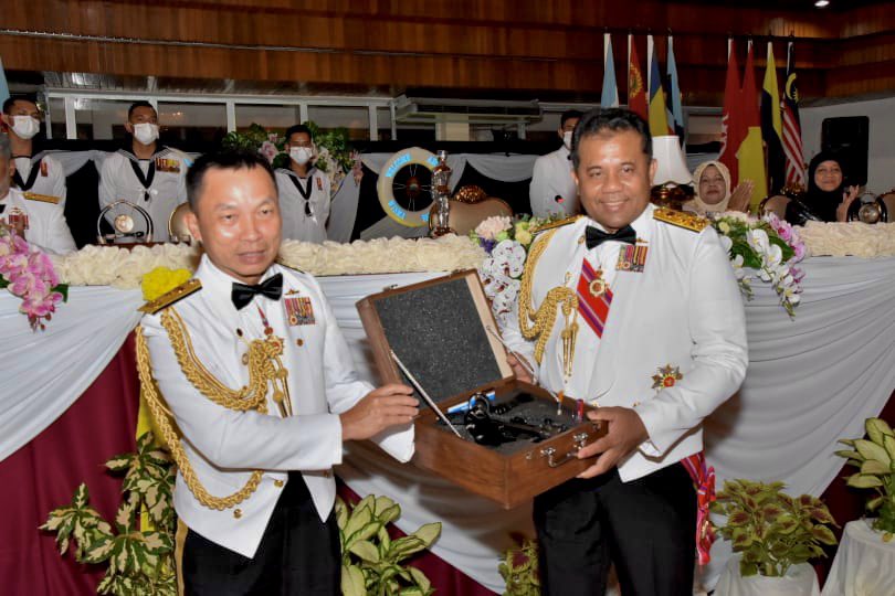 Tradisi!   

Majlis Makan Beradat Penghargaan  YBhg Panglima Armada Barat Ke-25,
Laksdya Dato’ <a href="/ridzwan1679/">ridzwan1679</a> yang berlangsung di <a href="/WismaSamudera/">Wisma Samudera</a>
 
<a href="/tldm_rasmi/">Royal Malaysian Navy</a> 
#NavyPride
#FairWindsFollowingSeas