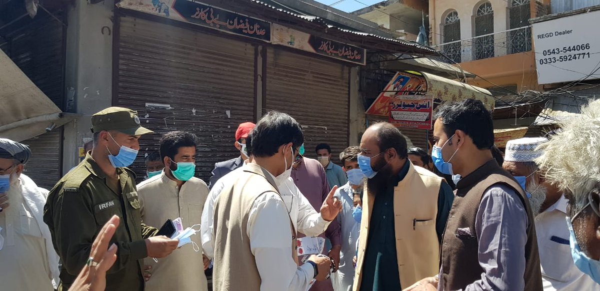 AC_Chakwal's tweet photo. Deputy Commissioner CKL and Assistant Commissioner (Umer Sarwar) checked various areas of city with regard to implementation of Covid-19 SOPs. They also distributed masks and fined the violators.
@DC_Chakwal 
@CMPunjabPK 
@umersarwar_ https://t.co/miYx6FOpu9