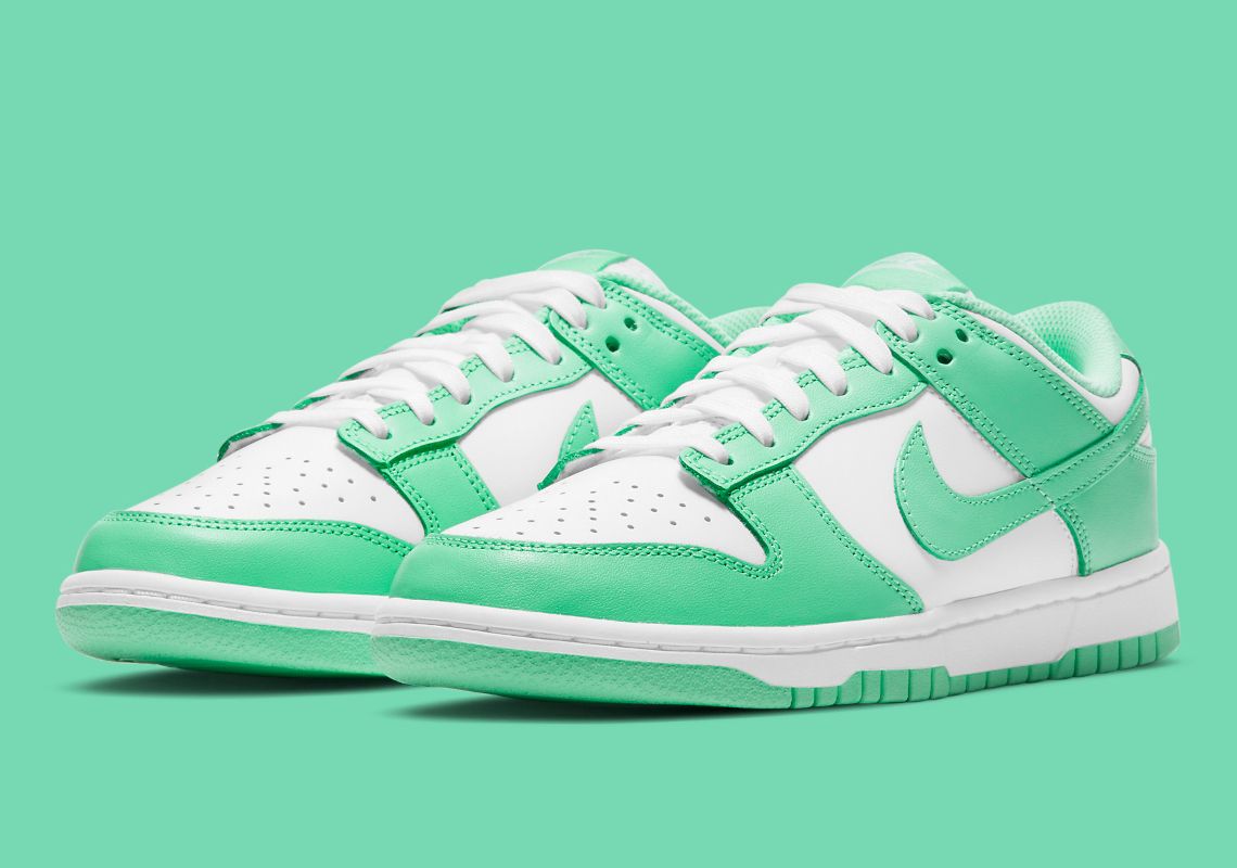 SneakerNews's tweet photo. Who else is a fan of this Nike Dunk Low 'Green Glow'? 🗽 https://t.co/39Y6CKM3Rr https://t.co/QP5AURzXbY