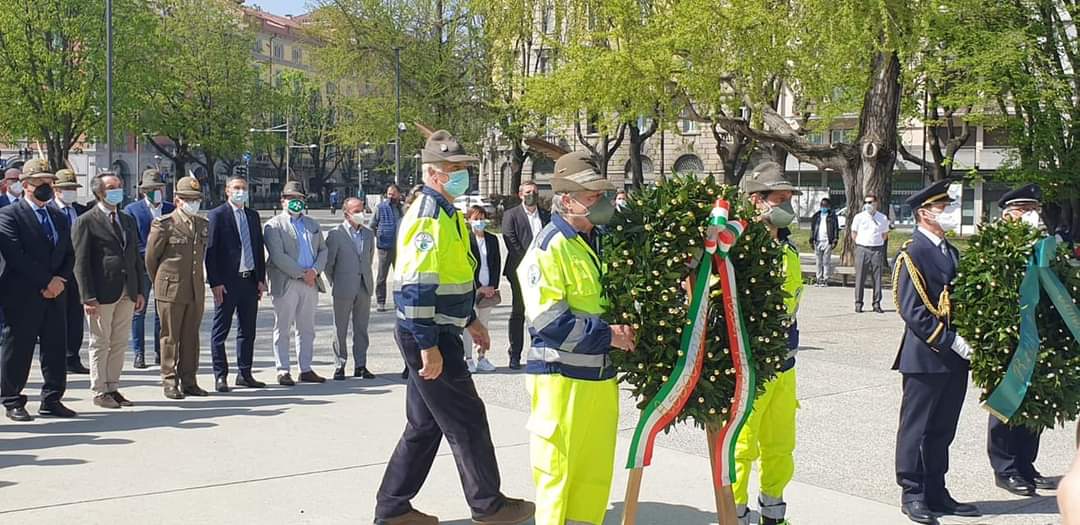GioMalanchini's tweet photo. Cerimonia al Monumento agli #Alpini di #Bergamo.
#Lombardia prima regione a riconoscere con una legge, di cui sono primo firmatario, il ruolo delle nostre insostituibili #PenneNere!
A tutti gli Alpini il nostro grande GRAZIE!
#giornataalpini #2aprile #regionelombardia #malanchini https://t.co/vR8hpe7xDr
