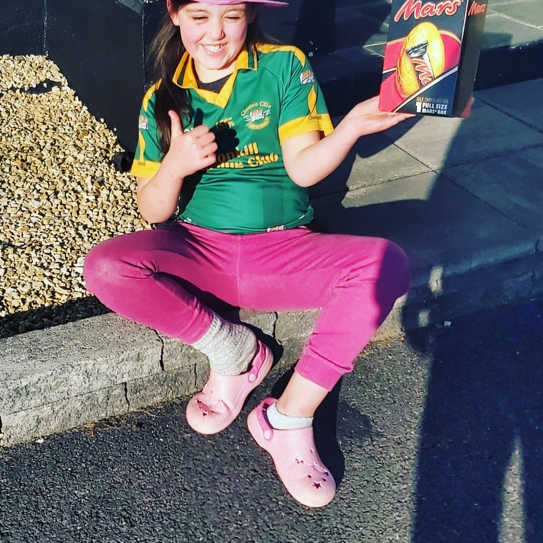 Thanks to <a href="/Clonkillcc/">Clonkill Camogie </a> and <a href="/BernieCorroon/">Bernie Corroon GDA</a> for dropping the Easter Egg out to Lily May. Great idea 💚💛. She's delighted