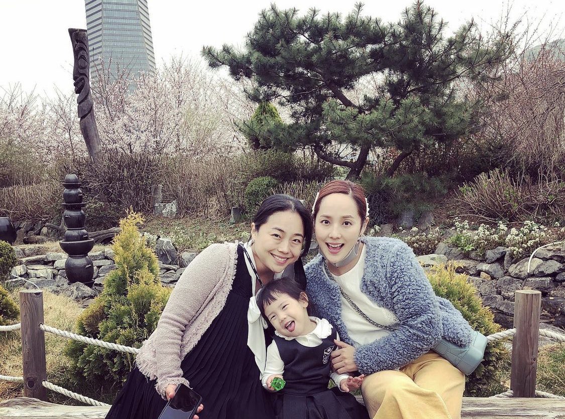 Kim Eugene Int L 유진 Really Pretty Jejucafe Parkhanbyulcafe Rapeseedflowerfield Bellatte The Shabby Building Site I Ve Been Showing Turned Out As A Nice Cafe In A Year It S Already Hot But