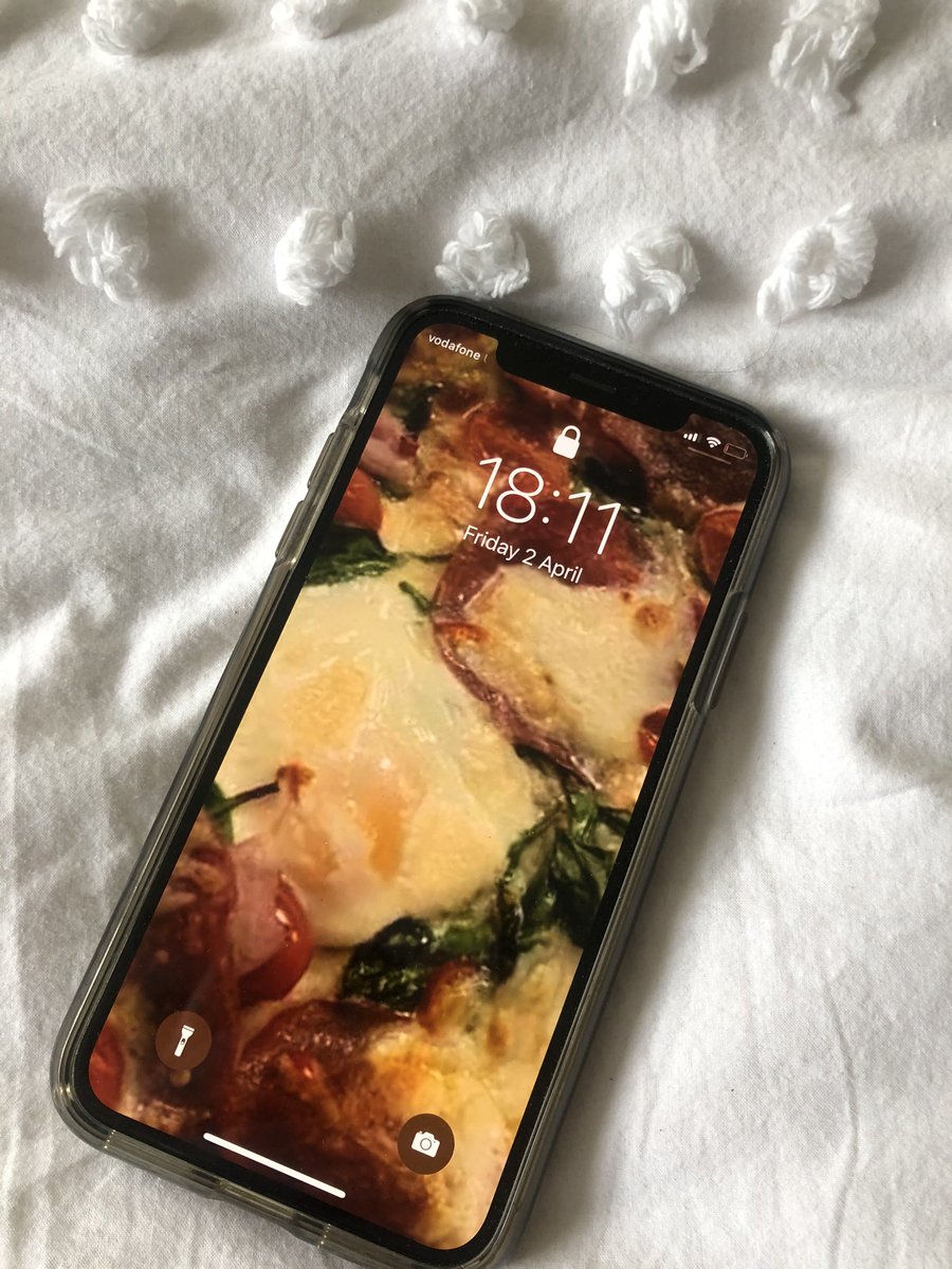 lolamaeriley's tweet photo. pissing my dad made himself a homemade pizza the other day and hasn’t stopped talking about it since and i just found his phone and he’s made it his lock screen https://t.co/JDT9QqEXNr