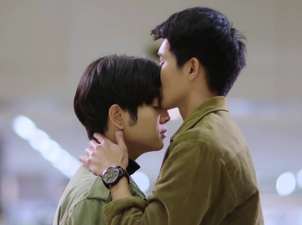 aeio_aeiou's tweet photo. I don't know why but i'm really in love with this forehead kiss 🥺🖤

@Earth_Pirapat @wixxiws
#นิทานพันดาวตอนจบ https://t.co/hyxo0A8xfz