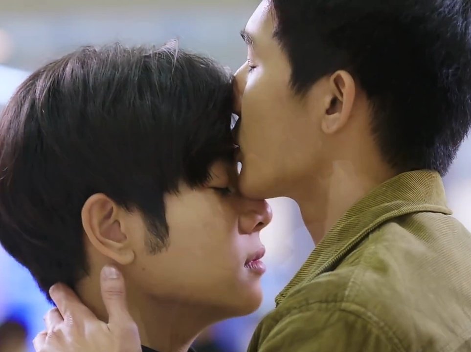 aeio_aeiou's tweet photo. I don't know why but i'm really in love with this forehead kiss 🥺🖤

@Earth_Pirapat @wixxiws
#นิทานพันดาวตอนจบ https://t.co/hyxo0A8xfz