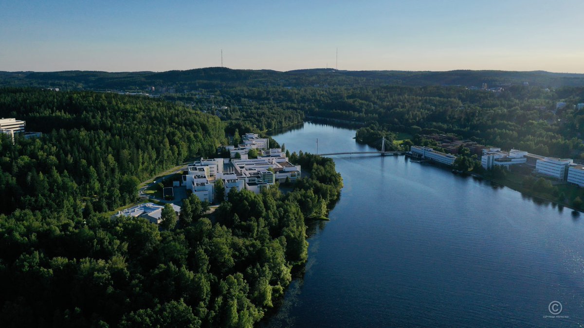 VisualFinland's tweet image. Oletko nähnyt Jyväskylää tästä perspektiivistä? Viime kesänä #Jyväskylä'n lentoaseman ollessa suljettuna tätä Keski-Suomen pääkaupunkia pääsi viimein kuvaamaan ilmasta. Tältä siellä näytti!

Lisää ilmakuvia: visualfinland.com/downloads/cate… #ilmakuvaus @JKLn_kaupunki  @VisitJyvaskyla