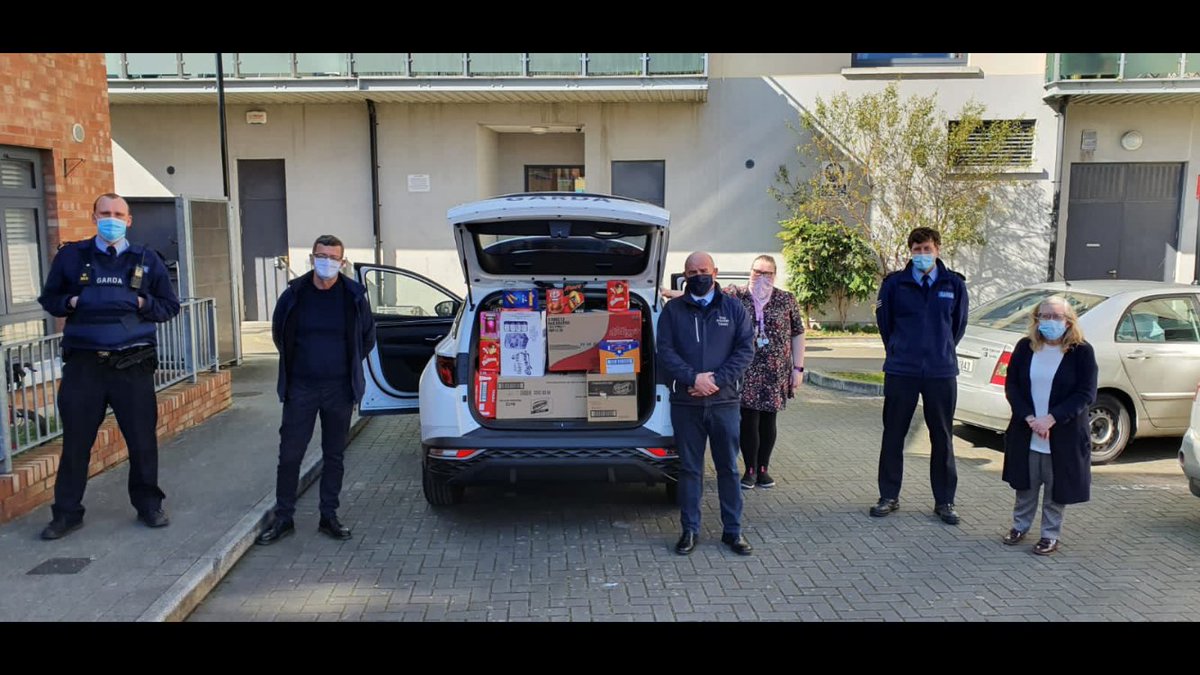 gardainfo's tweet photo. On Good Friday, Sergeant Wynne & Garda Curtin of the Crumlin Community Policing Unit assisted @TheIveaghTrust team distributing donations of Easter treats for woman & children. #CRiTiCall @safeireland
#CommunityPolicing #HappyEaster #HereToHelp #OpFaoiseamh https://t.co/jpZz4Rkfwg
