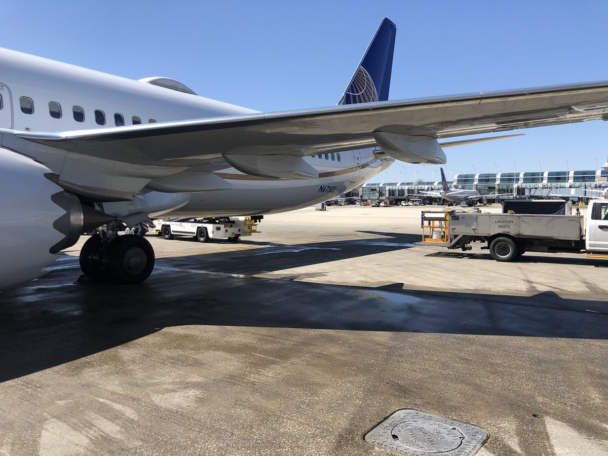 Taking safety to the MAX! Watching our lav service professionals doing all the right safety steps on our 737-MAX! @AOSafetyUAL @MikeHannaUAL @OmarIdris707 @Bryant_United